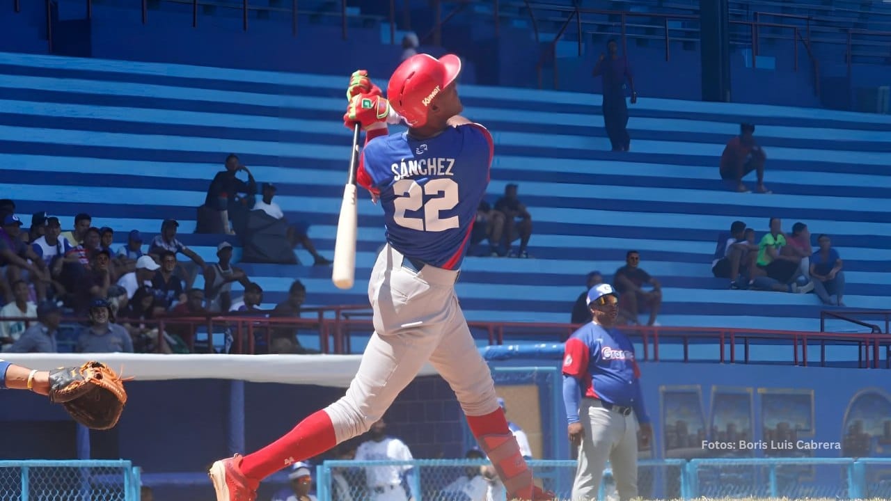 Alexquemer Sánchez bateando con el equipo de Granma en la Liga Elite del Beisbol Cubano