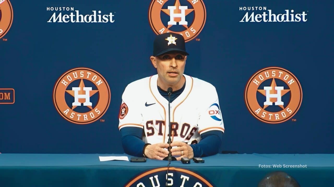 Joe Espada en una conferencia de prensa con Houston Astros