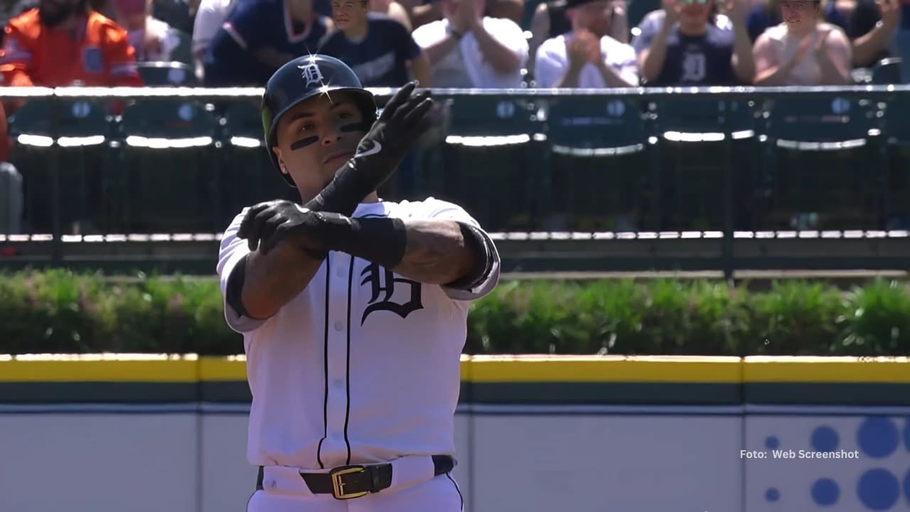 Javier Báez celebra un doble con Detroit Tigers
