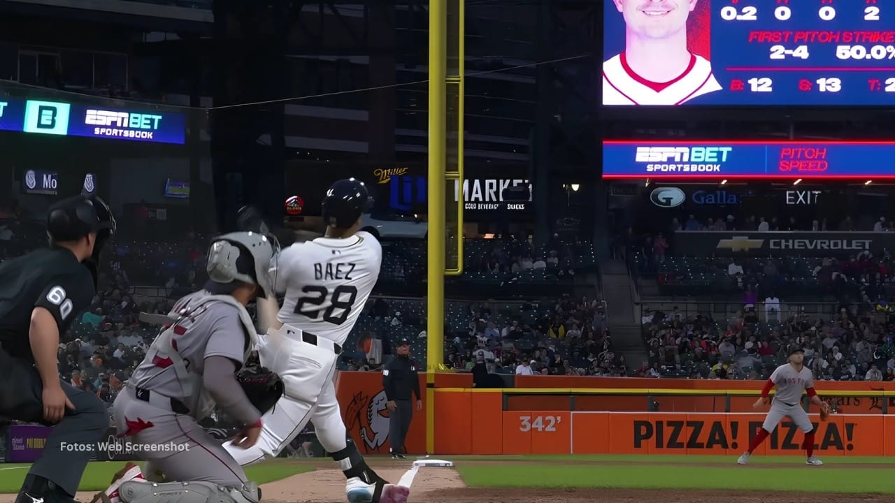Javier Báez conectando un cuadrangular con Detroit Tigers