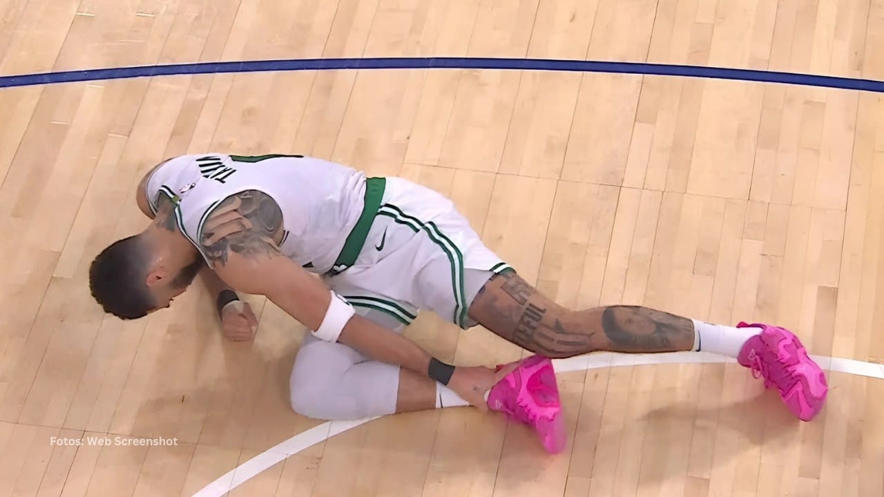 Jayson Tatum en el tabloncillo mostrando gestos de dolor