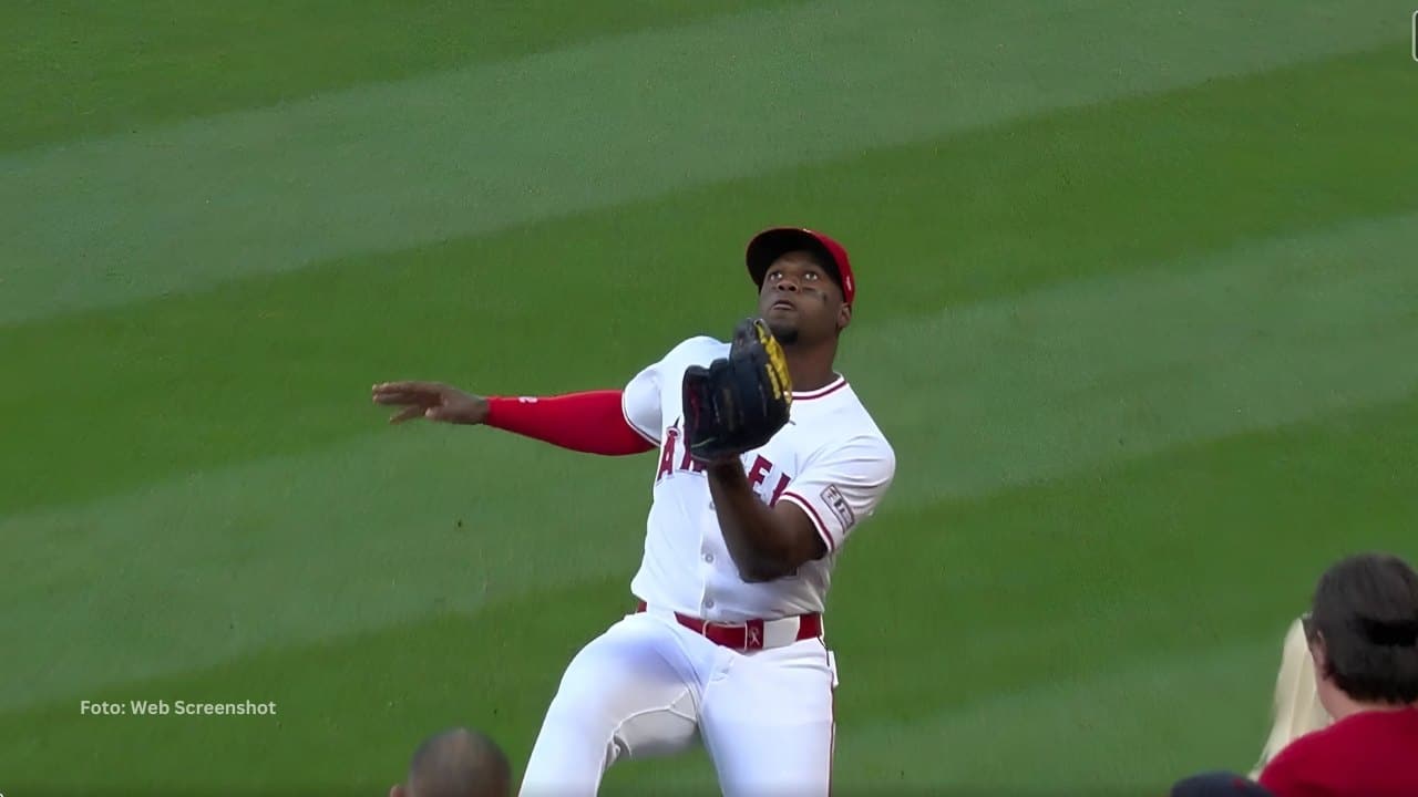 Jorge Soler deslizándose para tomar un batazo