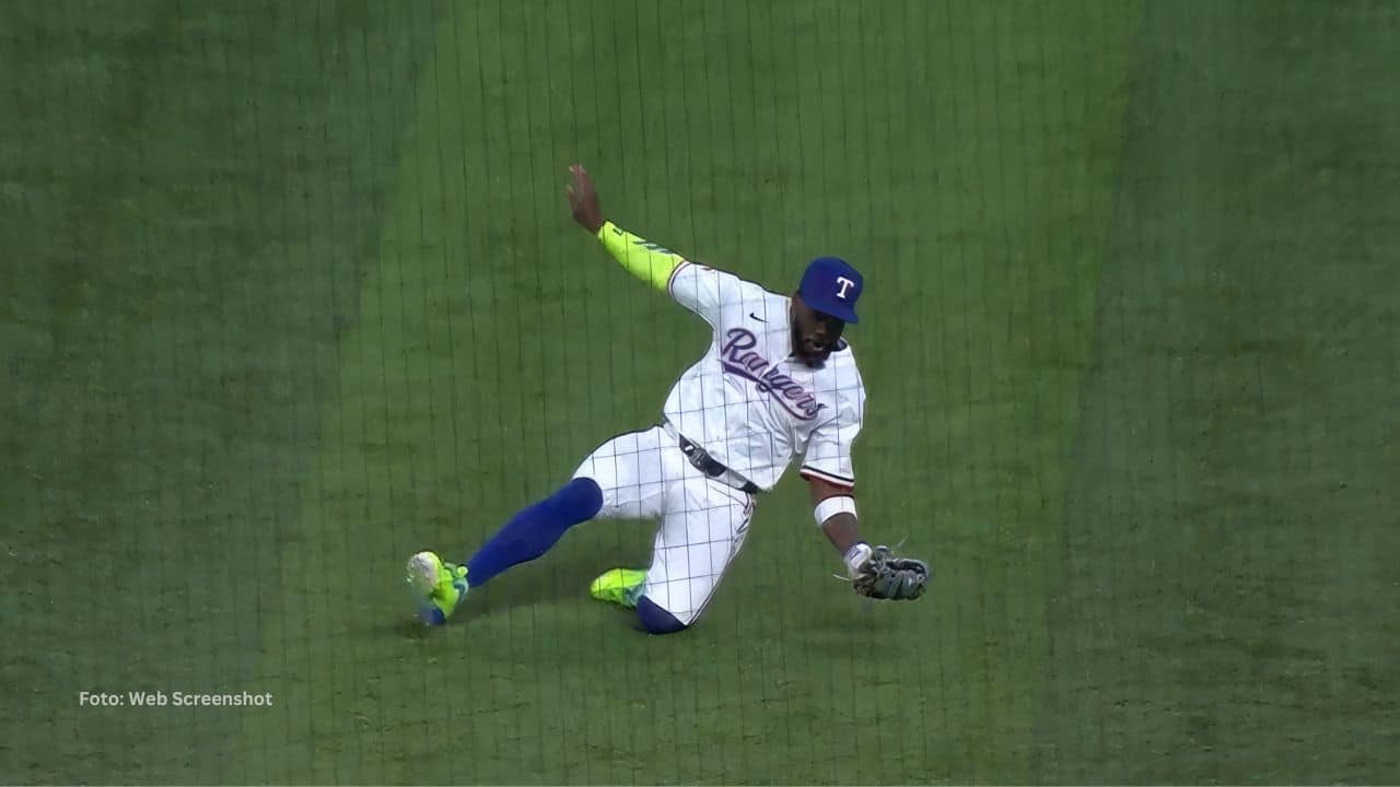 Jugada defensiva Adolis García MLB
