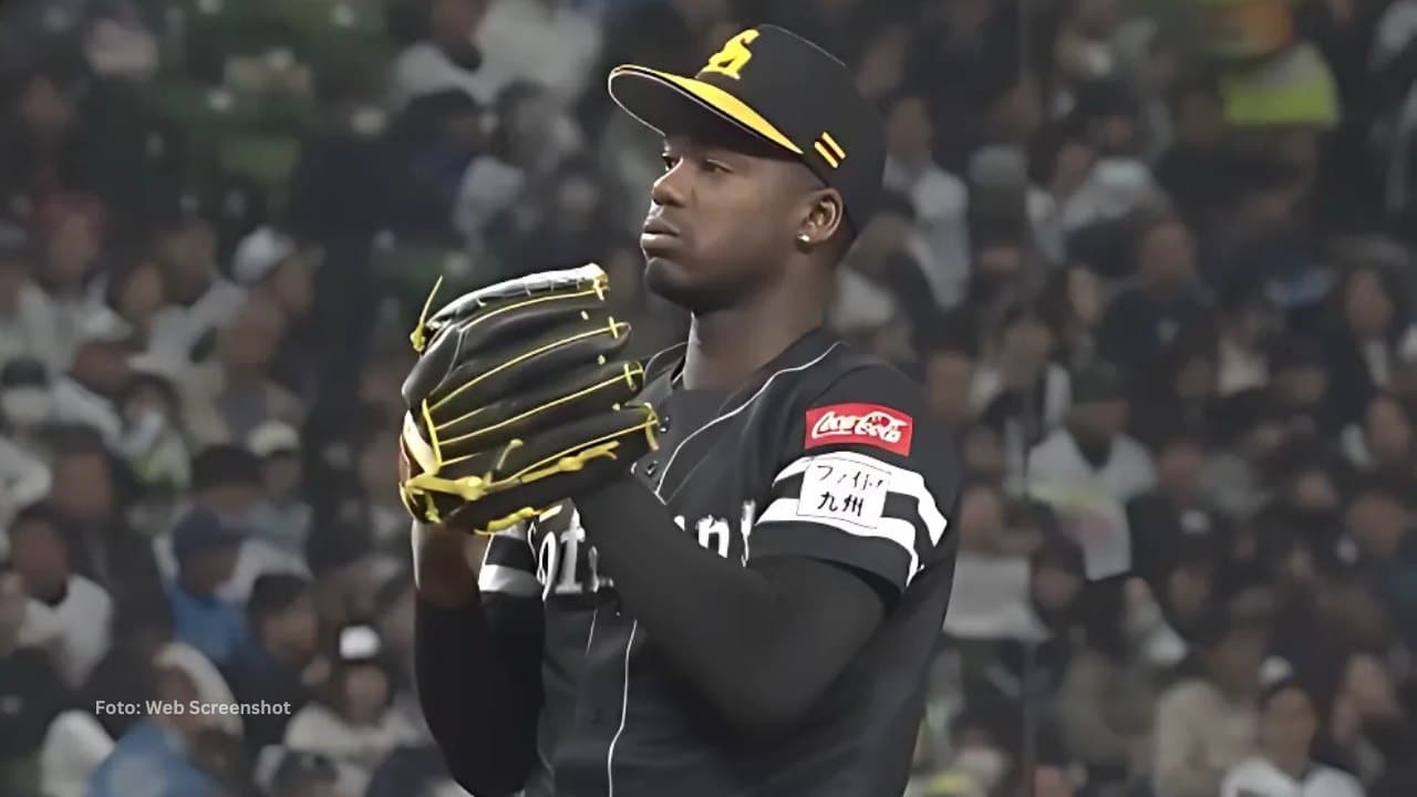 Livan Moinelo en la lomita con Fukuoka SoftBank Hawks en Japón