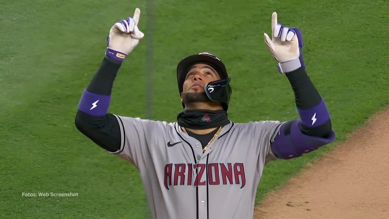 Lourdes Gurriel Jr. señalando el cielo tras jonrón con Arizona Diamondbacks