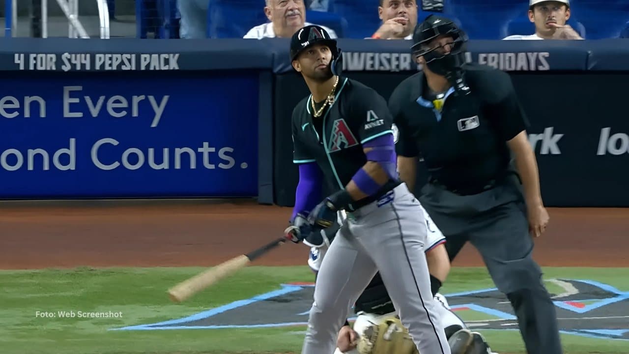 Lourdes Gurriel Jr bateando con Arizona Diamondbacks