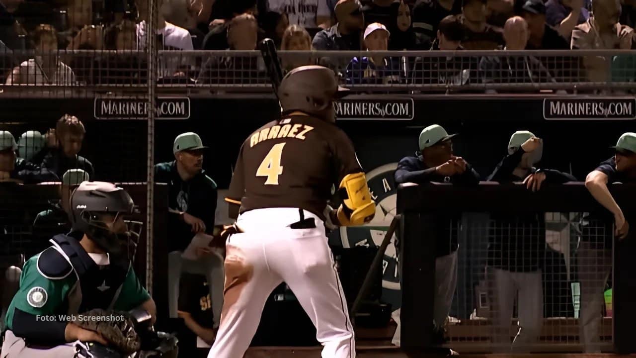 Luis Arráez tomando turno con San Diego Padres