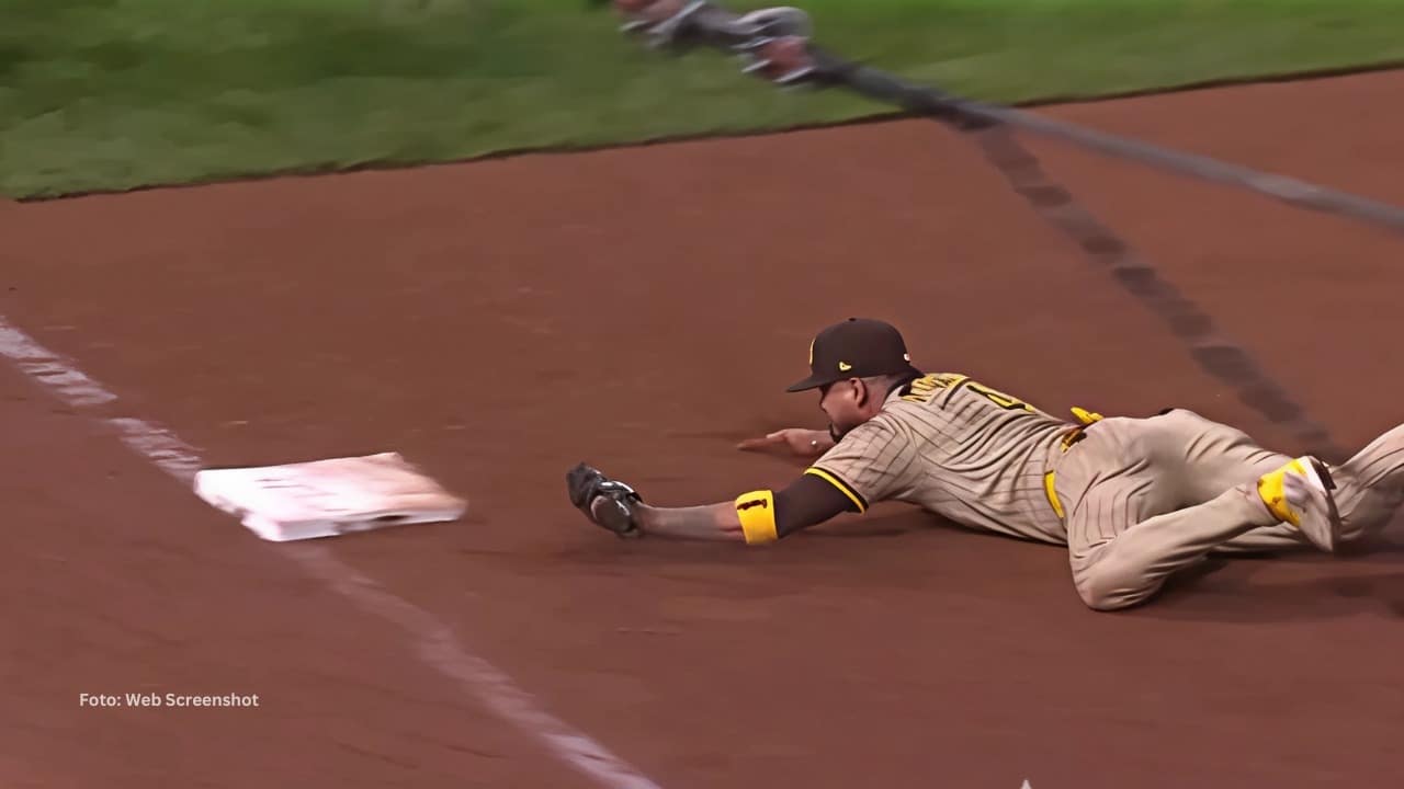 Luis Arraez realizando gran jugada con San Diego Padres