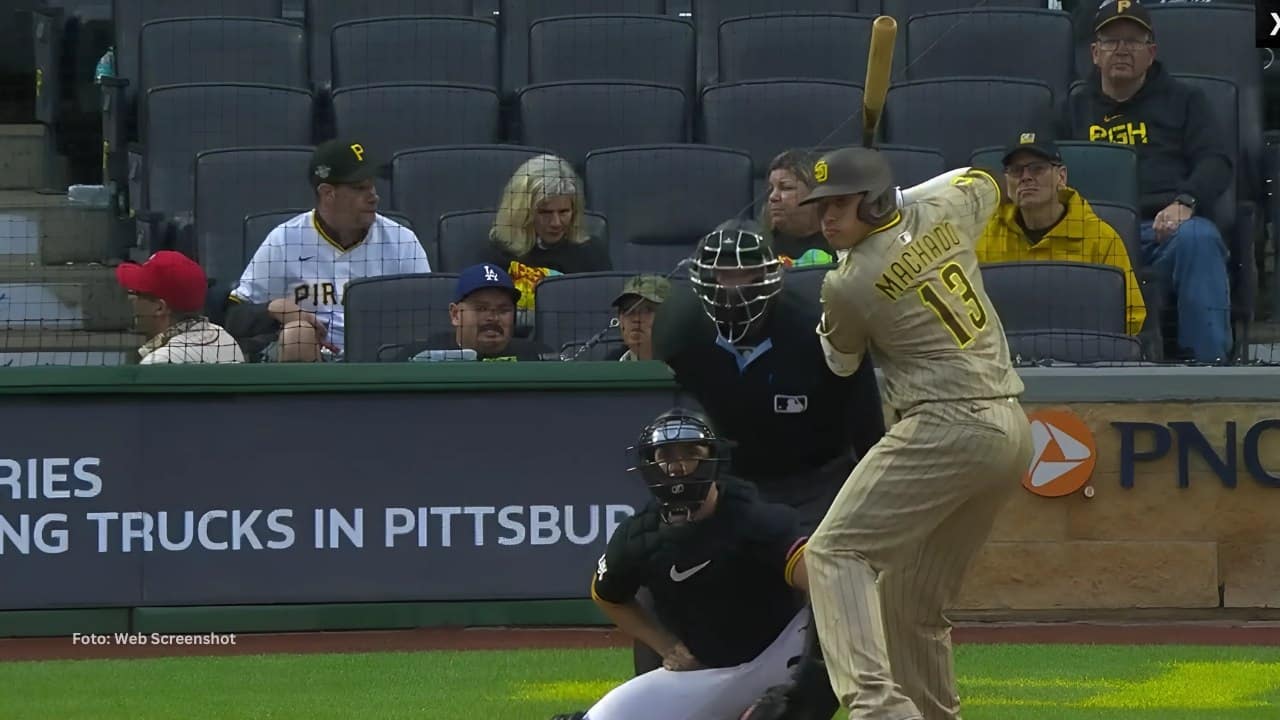 Manny Machado bateando con San Diego Padres