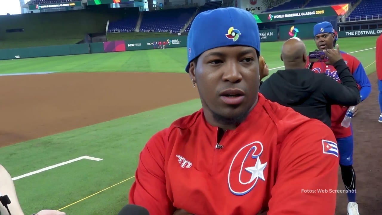 Miguel Romero con el uniforme del equipo Cuba en el Clásico Mundial de Beisbol