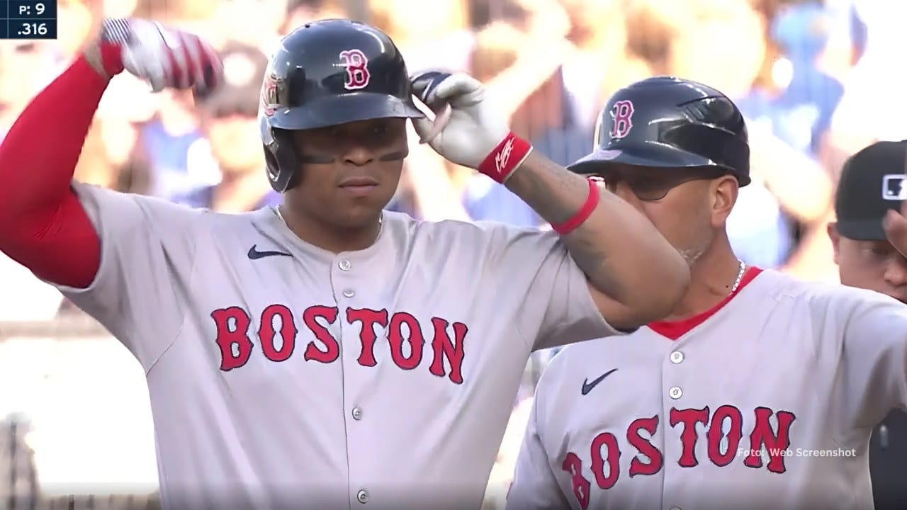 Rafael Devers celebrando un batazo con Boston Red Sox
