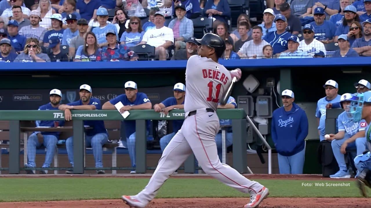 Rafael Devers bateando con Boston Red Sox