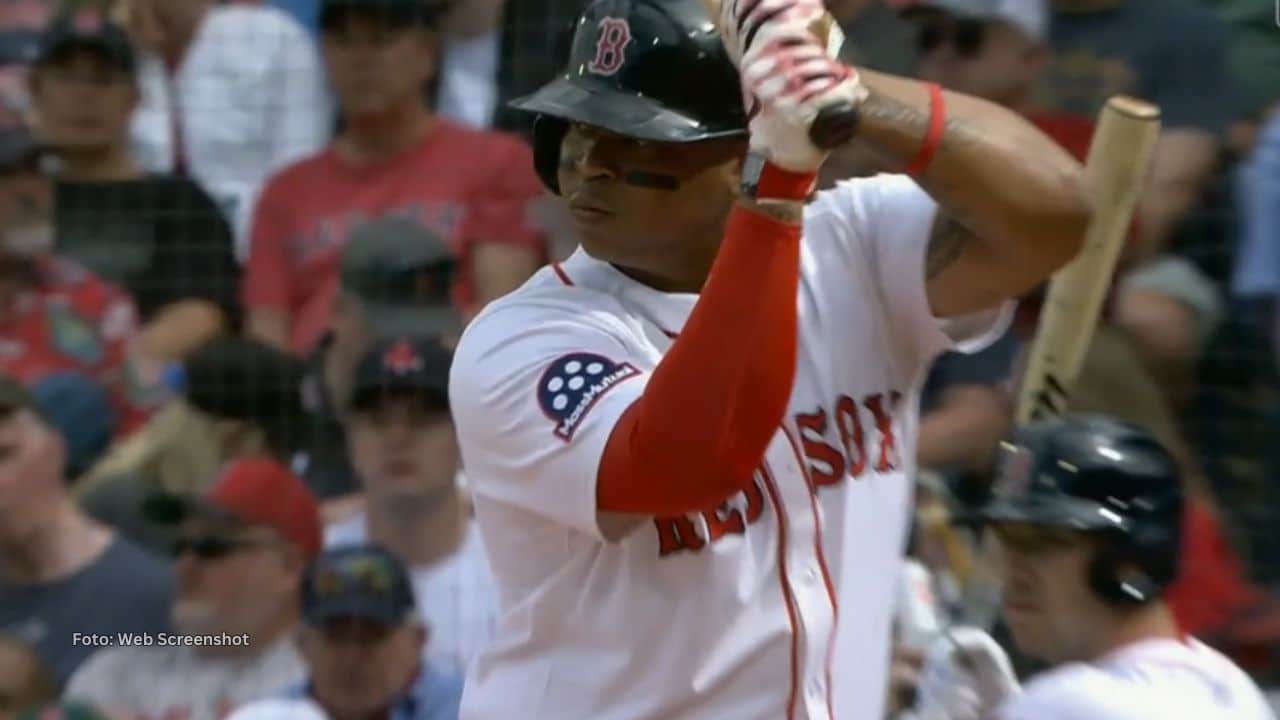 Rafael Devers suma 14 juegos en fila llegando a salvo a las bases con Boston Red Sox.