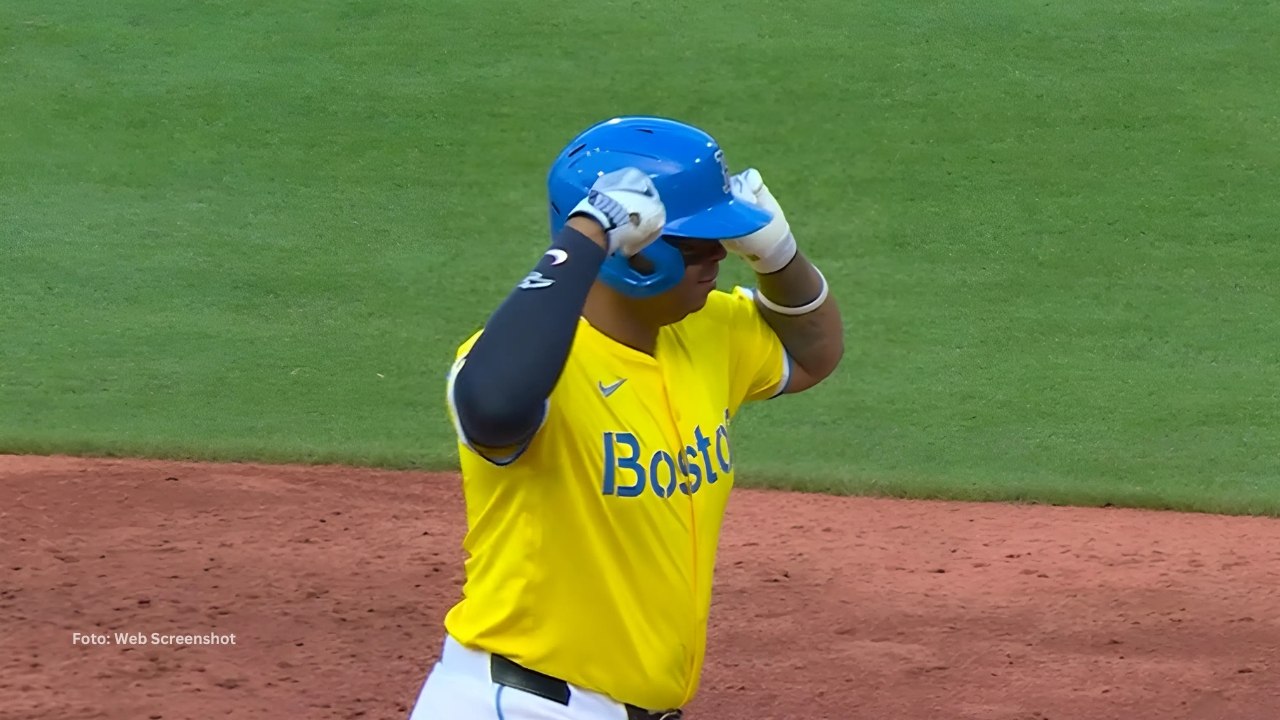 Rafael Devers celebrando un batazo con Boston Red Sox