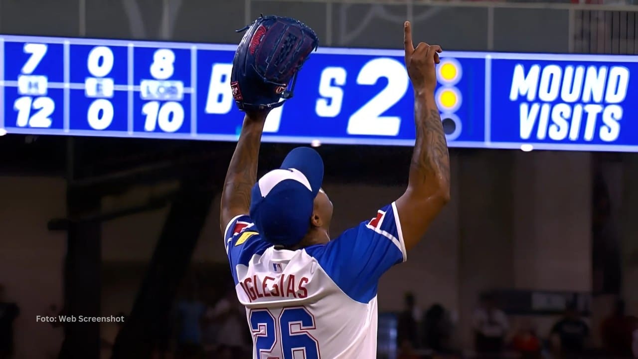 Raisel Iglesias celebra un salvado con Atlanta Braves