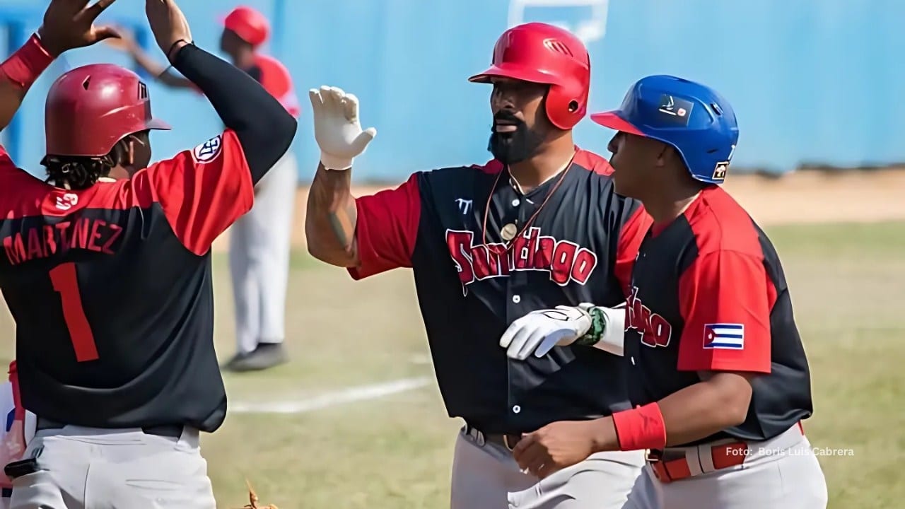Jugadores de Santiago de Cuba celebran rally en Liga Elite del Beisbol Cubano