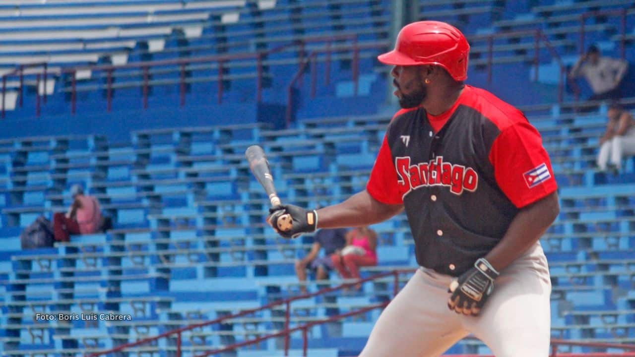 Yoel Yanqui dio la victoria a Santiago de Cuba en el octavo inning y está entre los líderes en jonrones del beisbol cubano.
