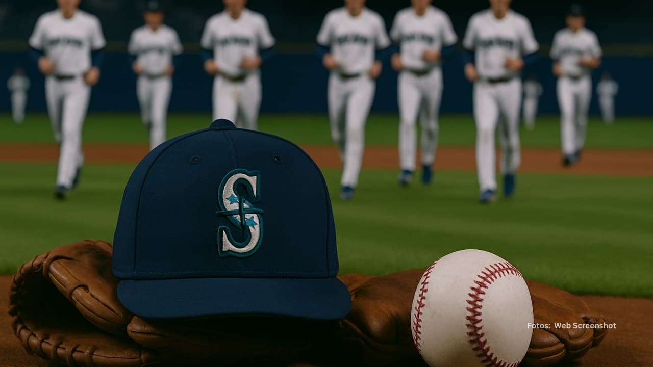 Gorra de Seattle Mariners con jugadores al fondo