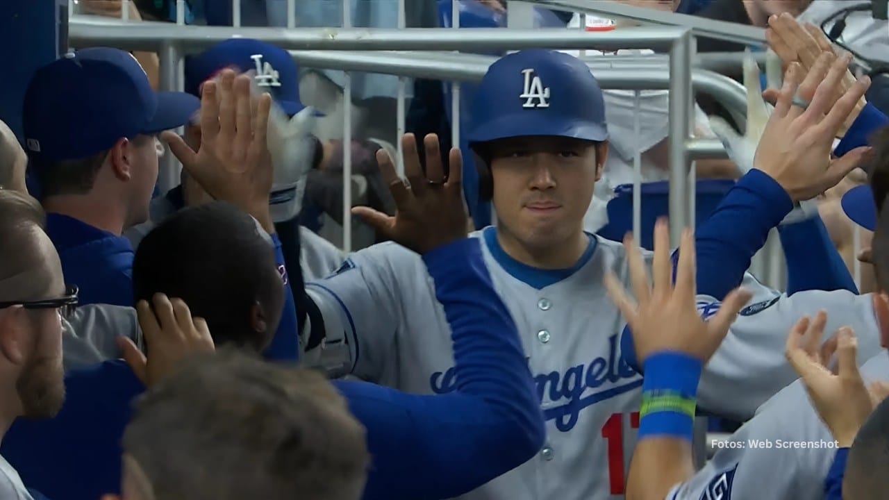 Shohei Ohtani celebra en el dugout de Los Angeles Dodgers