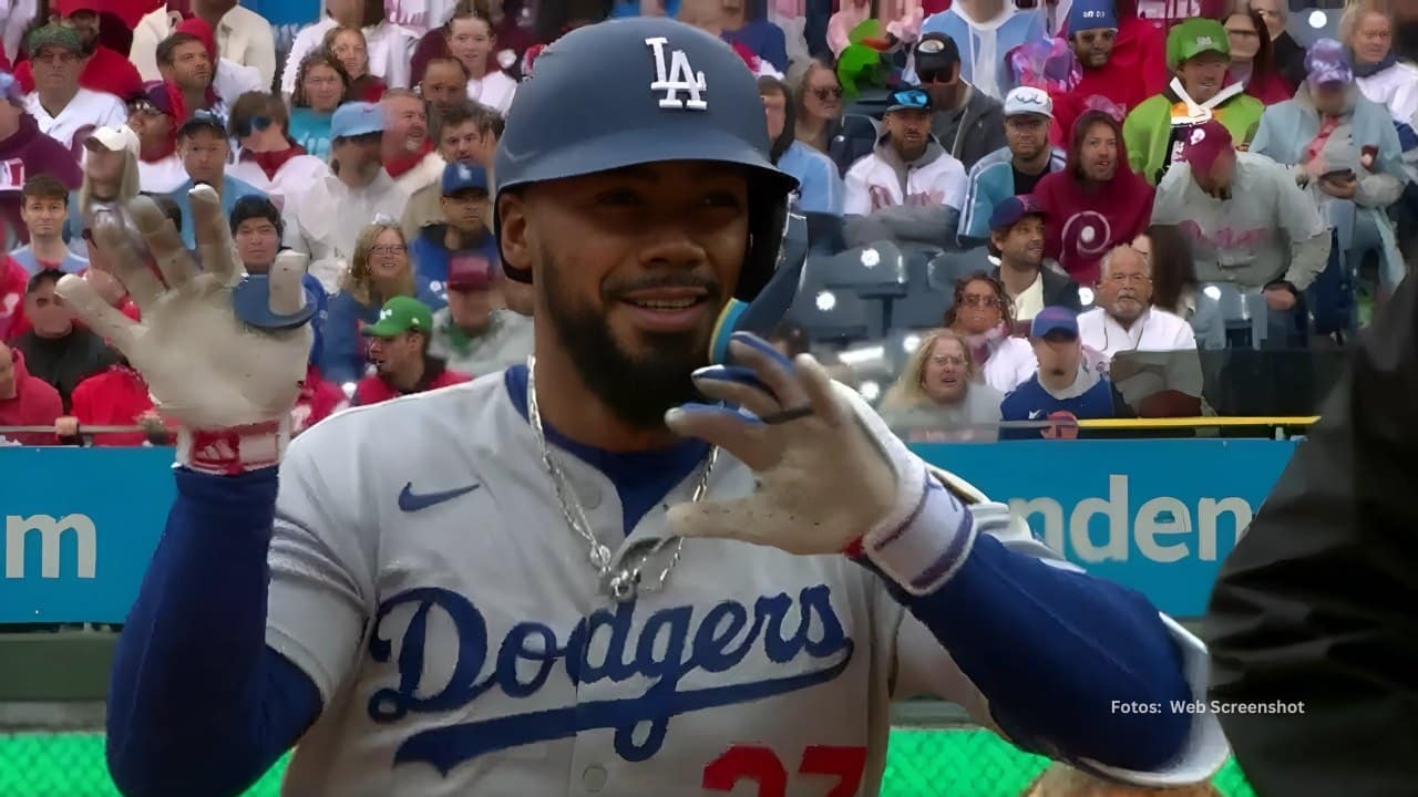Teoscar Hernandez celebrando un doble con Los Angeles Dodgers