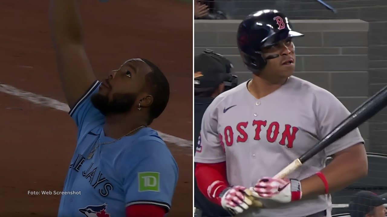 Vladimir Guerrero celebra señalando al cielo y Rafael Devers se va molesto con Boston Red Sox