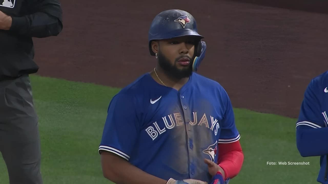Vladimir Guerrero Jr. en la inicial tras hit con Toronto Blue Jays