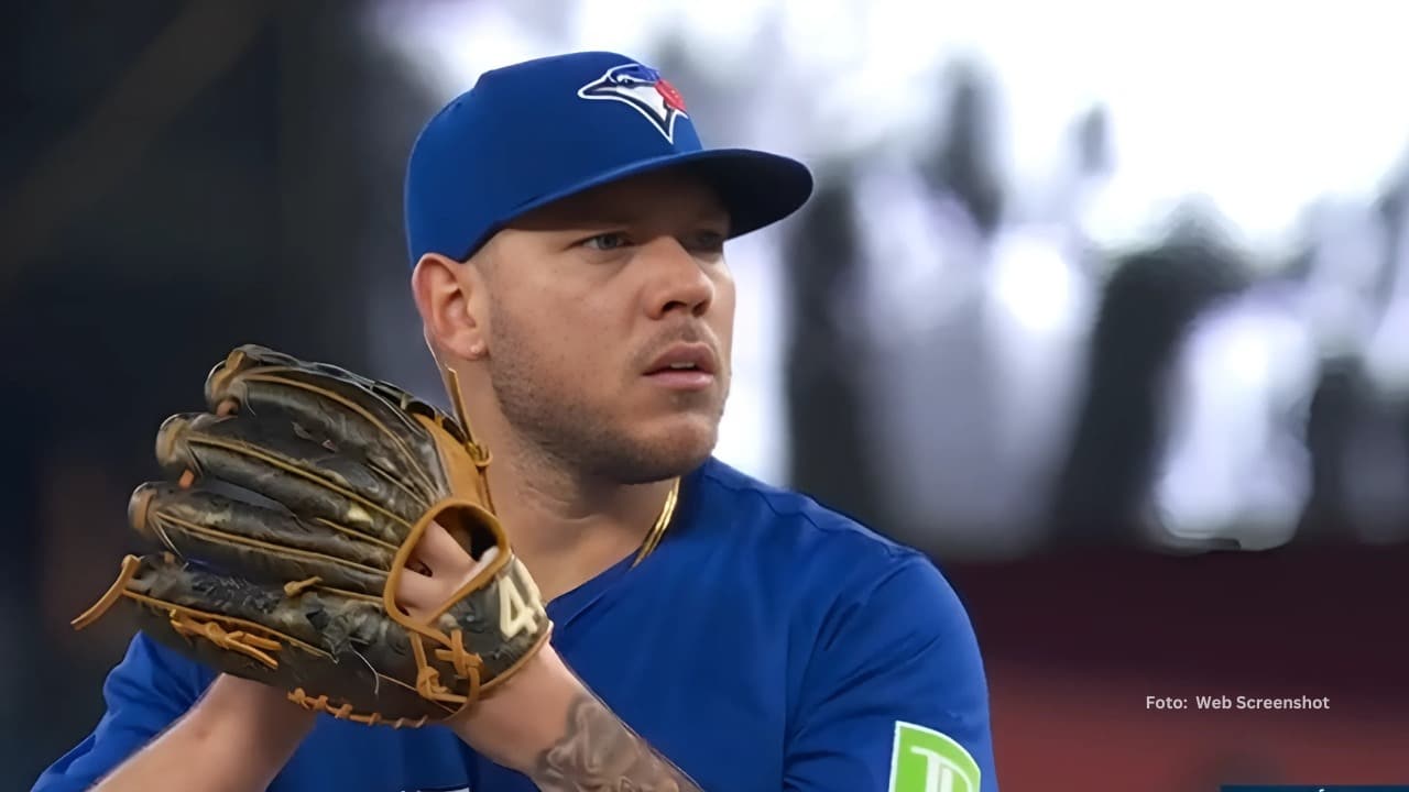 Yariel Rodríguez lanzando con Toronto Blue Jays