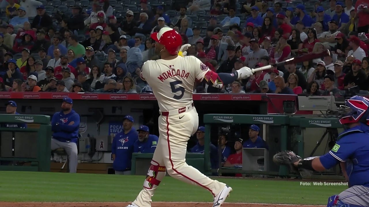 Yoan Moncada bateando un cuadrangular con Los Angeles Angels