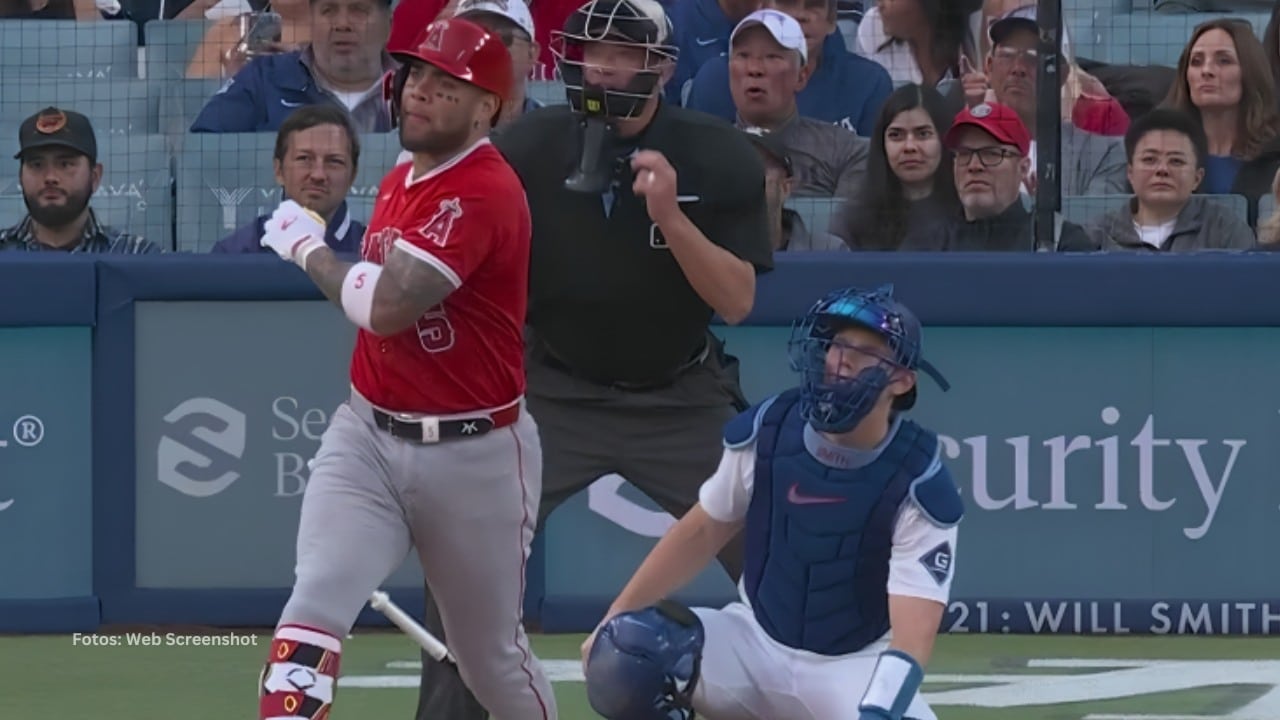 Yoan Moncada bateando con Los Angeles Angels