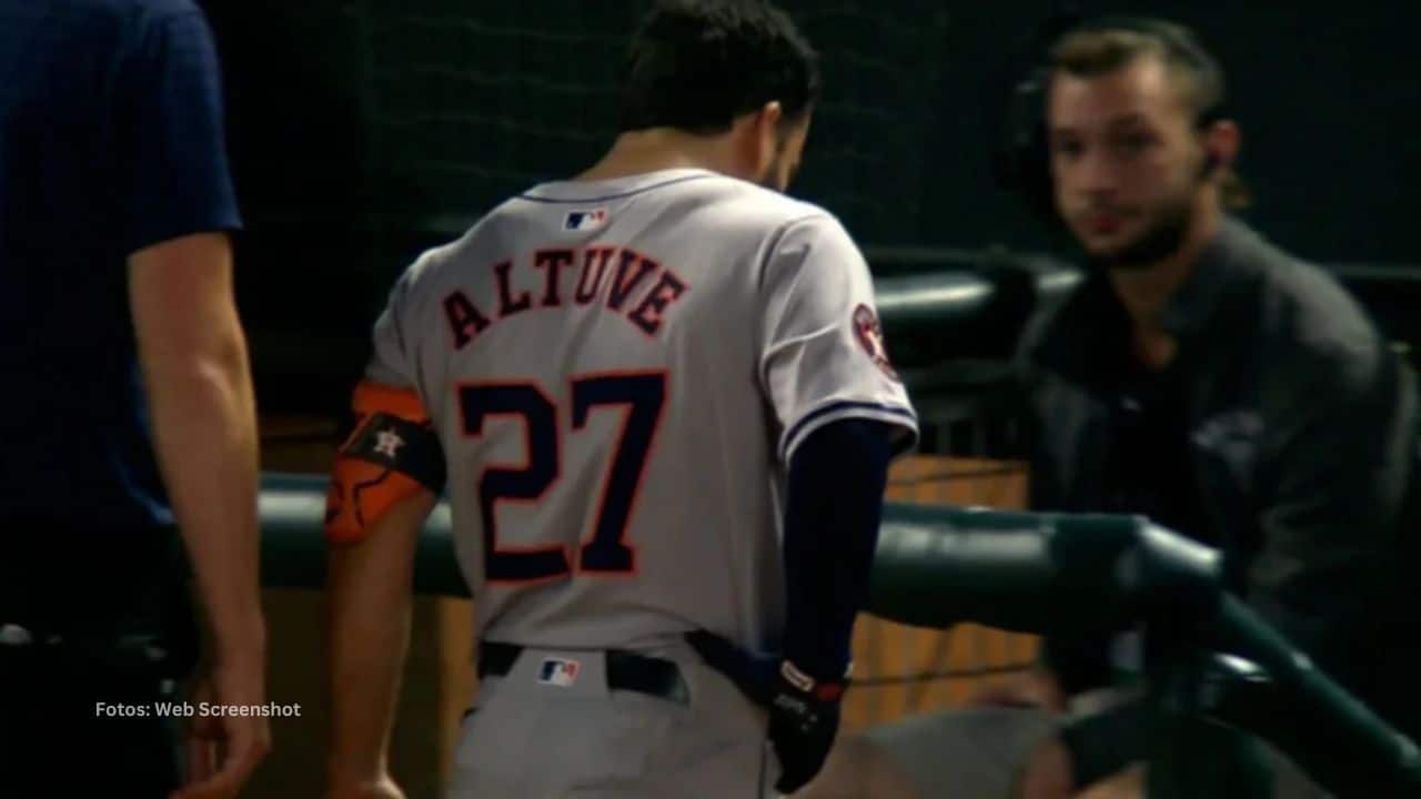 Jose Altuve saliendo del campo