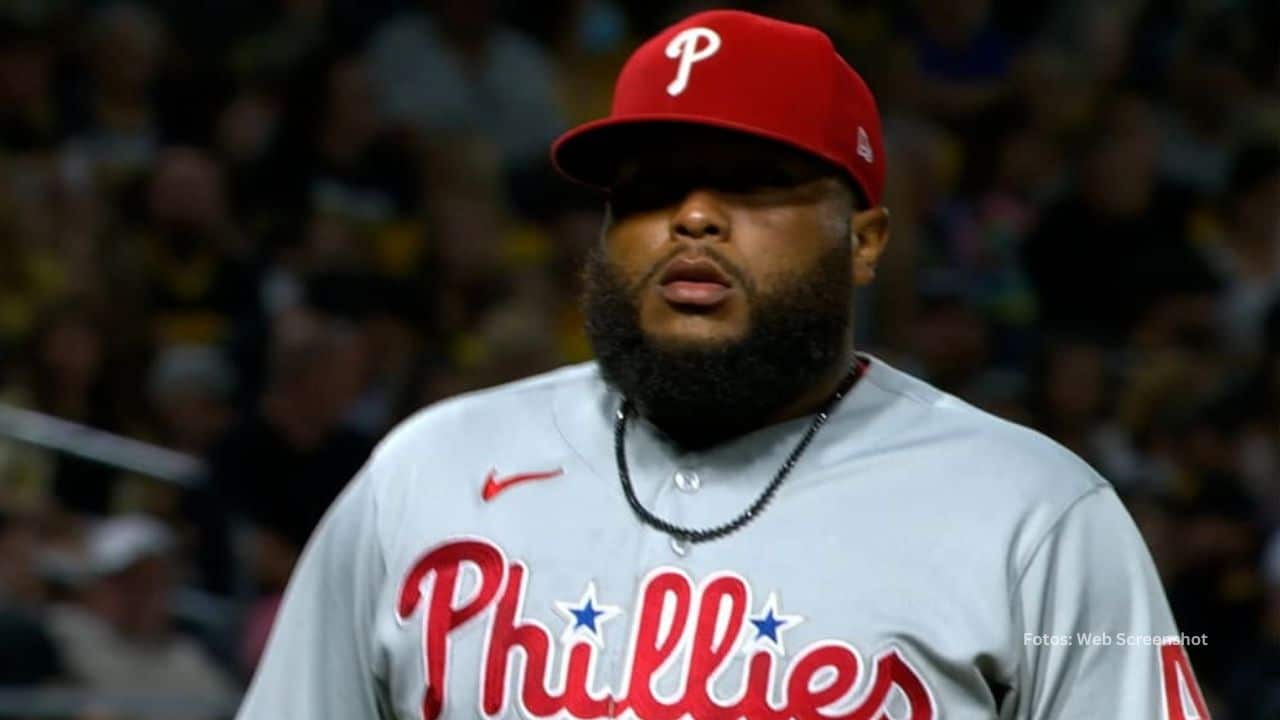 El lanzador venezolano José Alvarado con Phillies