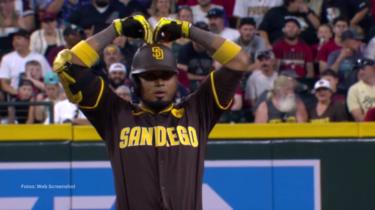 Luis Arráez celebra un batazo
